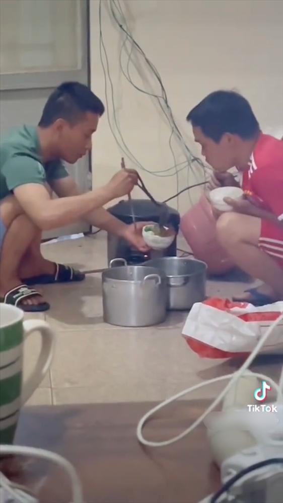 Có tài sản bạc tỷ, ngỡ ngàng ảnh bữa cơm của Quang Linh Vlog-4